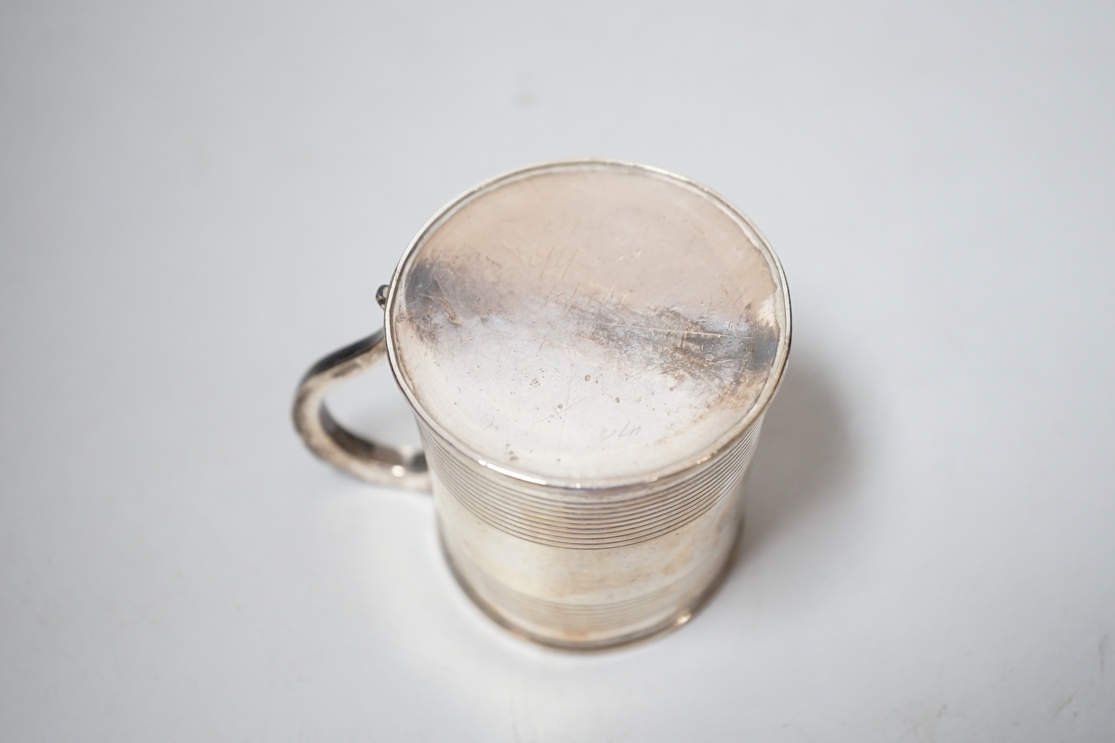 A cased George III reeded silver christening mug, William Bennett, London, 1811, height 6cm.